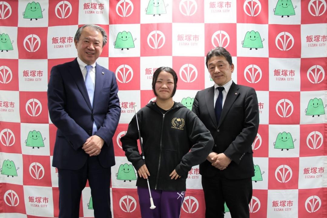 表敬者の岡本六花さんと武井市長と桑原教育長