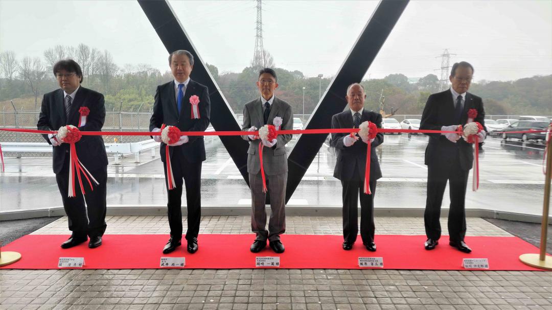 岡崎製作所社長、来賓によるテープカット