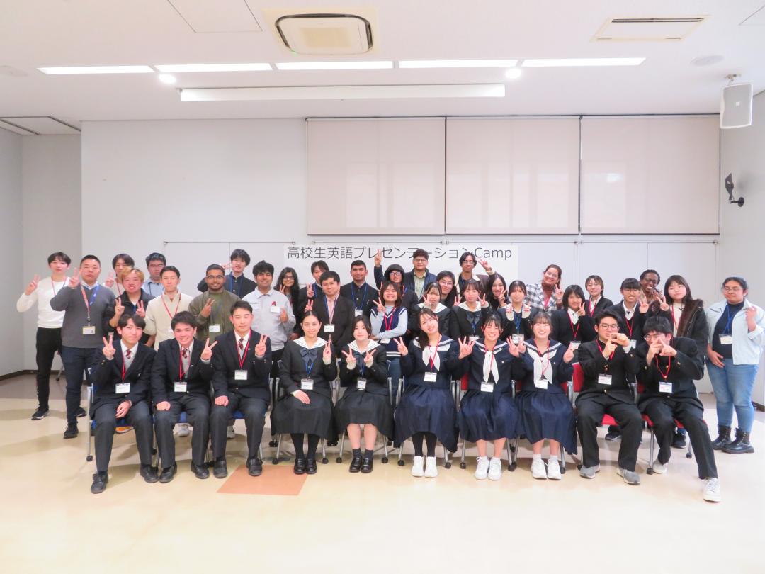 様々な学生らの集合写真