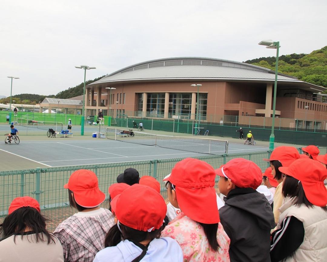 飯塚国際車いすテニス大会を観戦する飯塚鎮西小学校4年生児童
