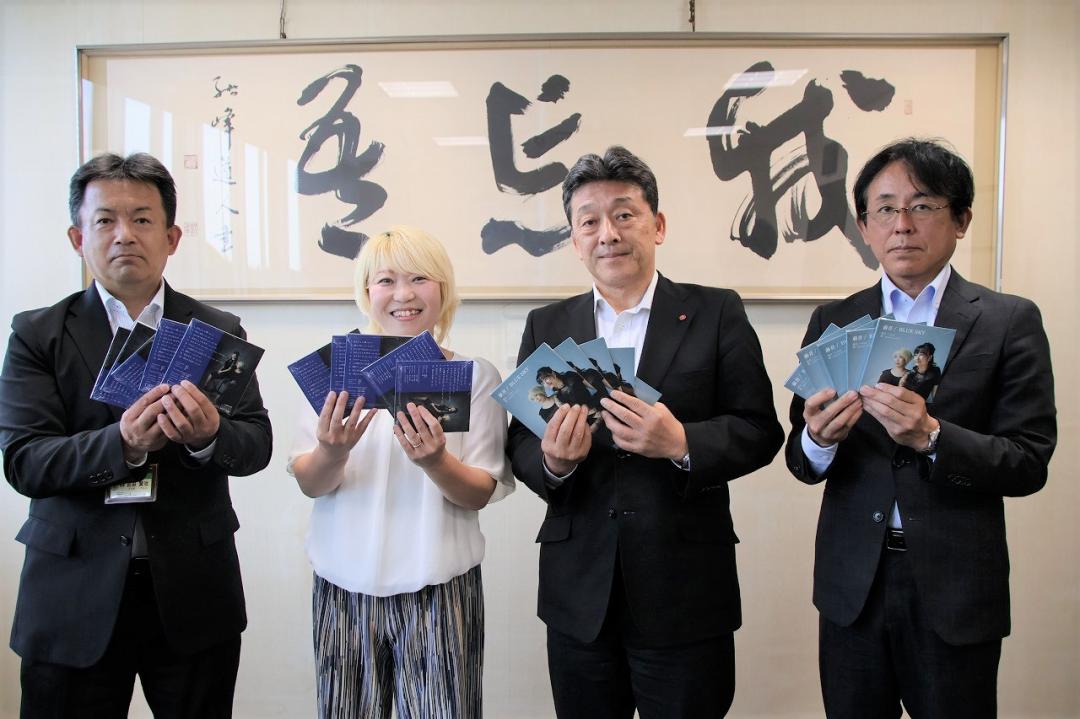 合田校長、須山さん、桑原教育長、吉村校長の4人での写真