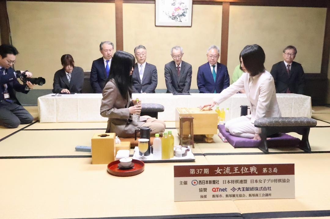 福間香奈女流王位と大島綾華女流二段が将棋をさしている様子