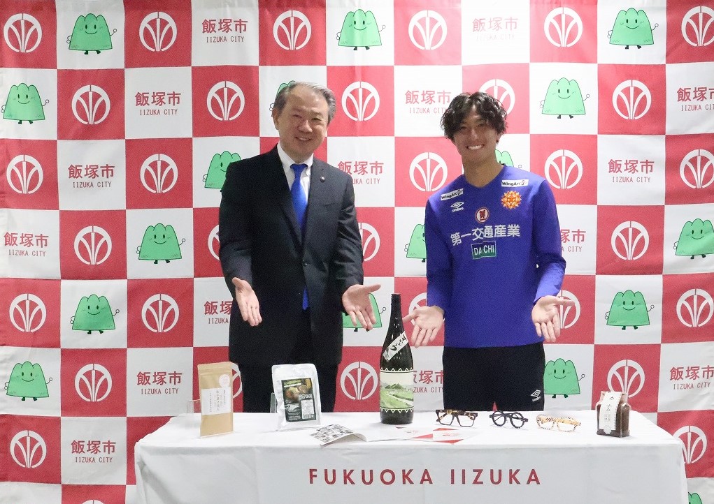長谷川選手と武井市長の写真