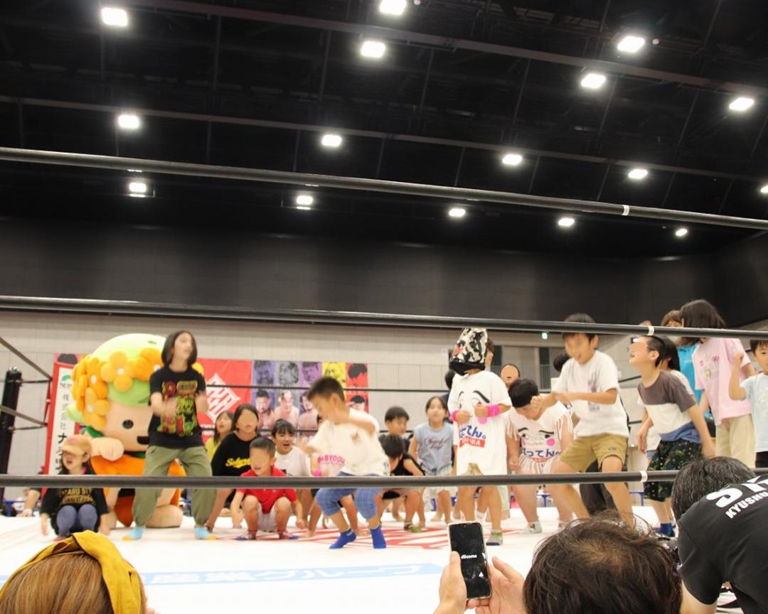 九州プロレス主催の試合リングで走りまわる子どもたち
