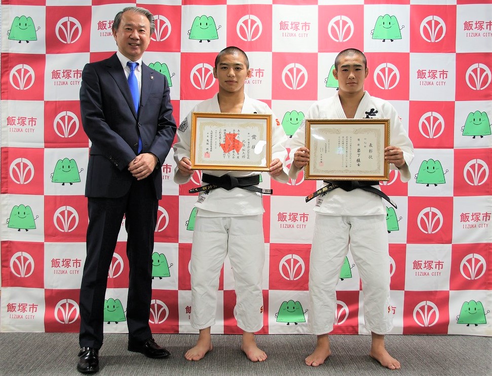 武井市長と写真に写る岩下縁士選手、北原松太郎選手