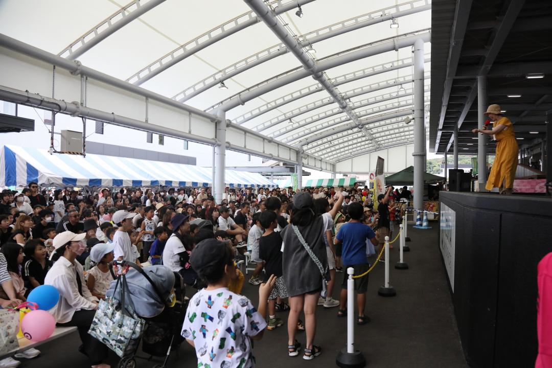 飯塚こども祭りで多くのこどもたちがじゃんけん大会に参加する様子