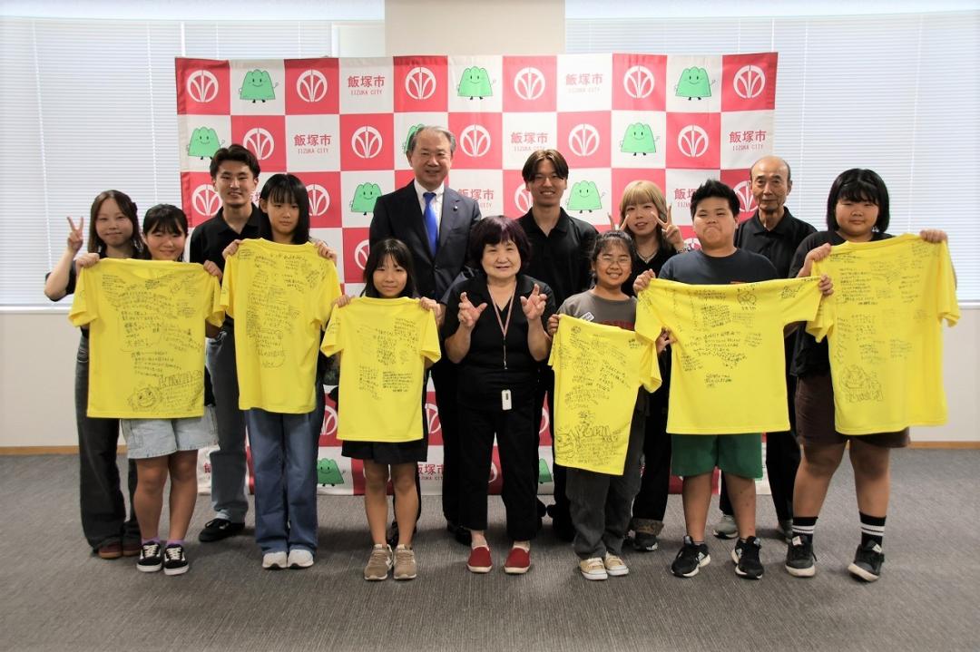 記念写真に収まる少年の船の団員と武井市長