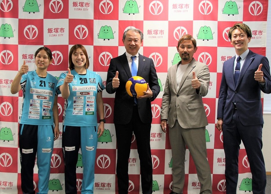 グッドポーズで写真撮影に臨んだ武井市長、カノアラウレアーズ福岡のみなさま
