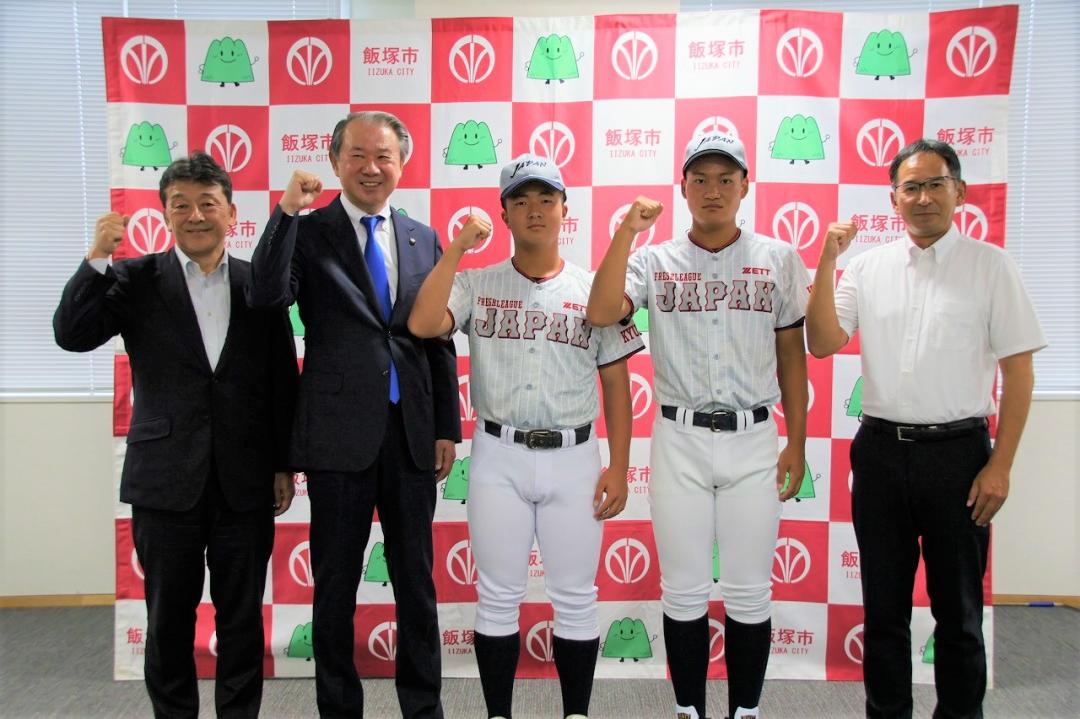 武井市長・桑原教育長と写真に写る森清監督、吉原選手、瀧下選手