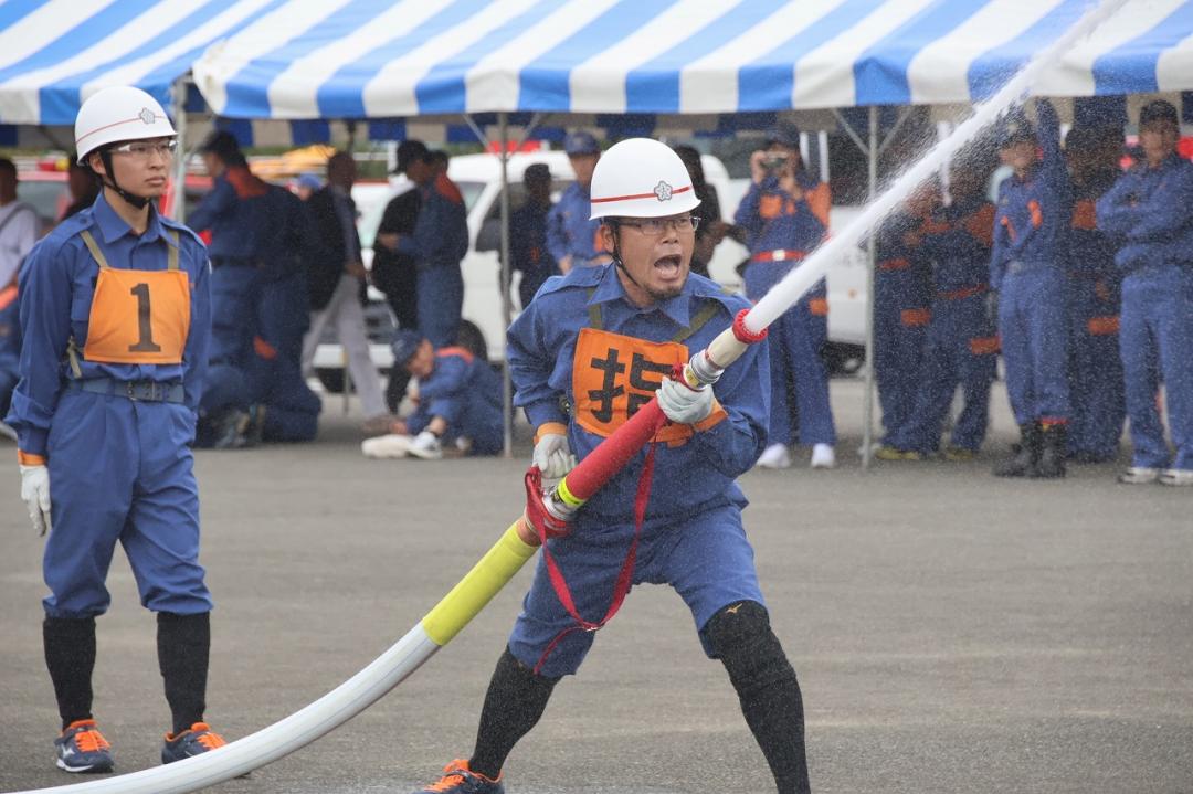 放水する飯塚市消防団指揮者