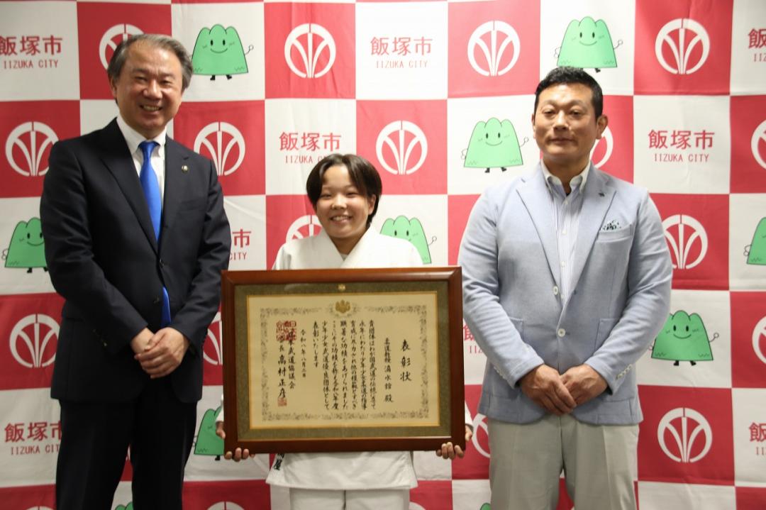 少年少女武道優良団体表彰受賞を喜ぶ服部道場代表と6年生の関谷主将