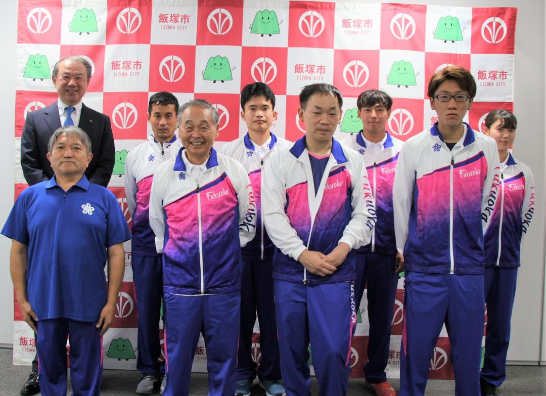 武井市長と写真にうつる、全国障害者スポーツ大会「青の煌めきあおもり障スポ」に出場する選手のみなさま