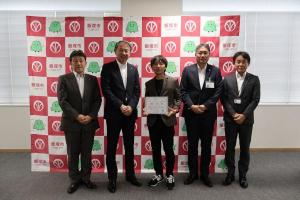 市役所を訪れ武井市長及び桑原教育長にアントレプレナーシップ推進大使就任の報告を行うスタートアップポップコーン株式会社代表取締役CEOの澤田聖士(さわだせいじ)さん