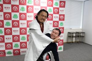 後藤選手に技をかけられる市役所職員の写真