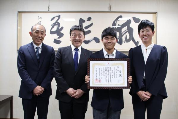 校長先生や顧問の先生方とともに桑原教育長を表敬訪問し喜びの結果報告を行う芳野選手