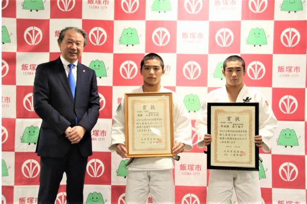 武井市長を表敬訪問、健闘を報告する嘉穂高校男子柔道部2選手