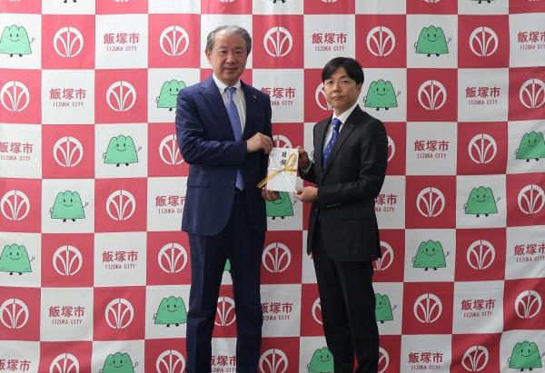 武井市長に寄附金目録を手渡す全日本オートレース選手会西日本支部の有吉辰也支部長