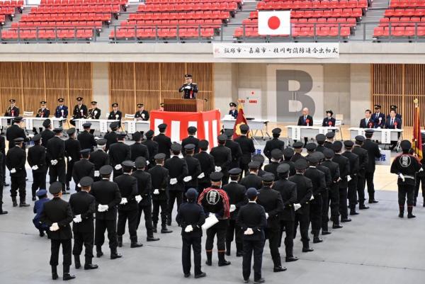 幹部団員を中心とする消防団員、関係者・来賓者列席の中で団員表彰などを行った式典
