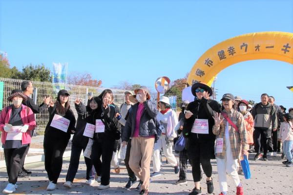 第14回飯塚市歩こう大会「健幸ウォーキング」出発式でスタートする参加者の写真
