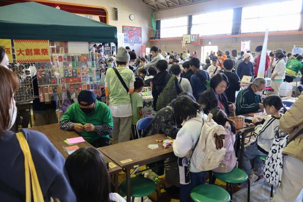 たていわマルシェが来客で大盛況の写真