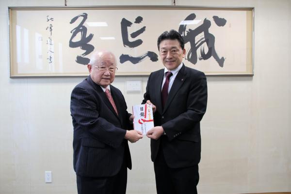 ボランティア団体「ほなみハッピーグループ」と桑原教育長が目録を持っている写真