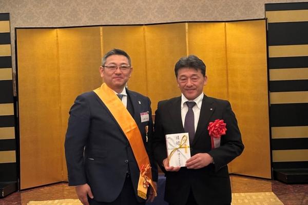 飯塚ライオンズ桑野会長から桑原教育長に目録が手渡された際の写真