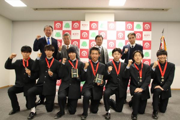 武井市長を表敬訪問する飯塚高校関係者と駅伝部員7名