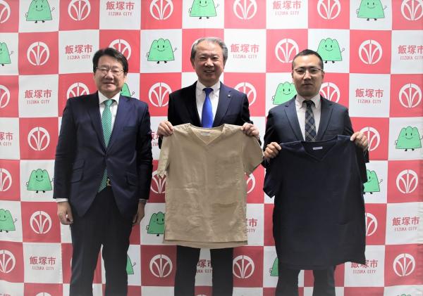 株式会社ワーキングハセガワ代表取締役の長谷川伸一様とブロックチェーン技術提供を行う株式会社chaintopeの代表取締役の正田英樹様と武井市長