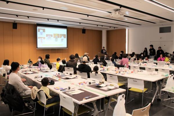 多くの子どもたちを含む参加者たちの写真