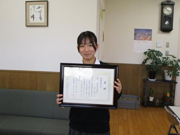 飯塚市長賞を受賞され11月21日に飯塚鎮西中学校での表彰式でほほ笑む飯塚鎮西中学校3年のたけうちりはさん