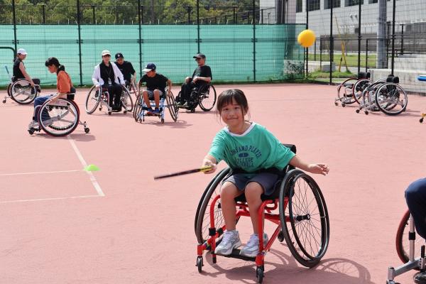 車いすテニスを体験する女の子